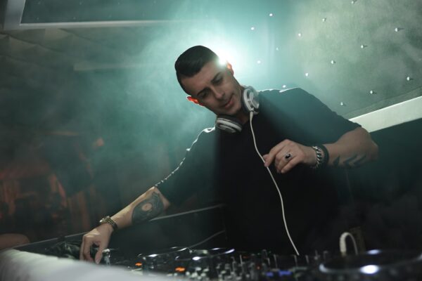 Lej en DJ: Hvordan du Forvandler dit Arrangement med Musik