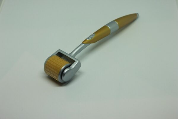 Microneedling: En dybdegående behandling mod aknear og ar